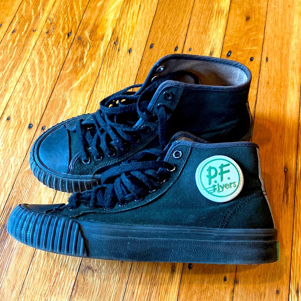Black high top of flyer sneakers